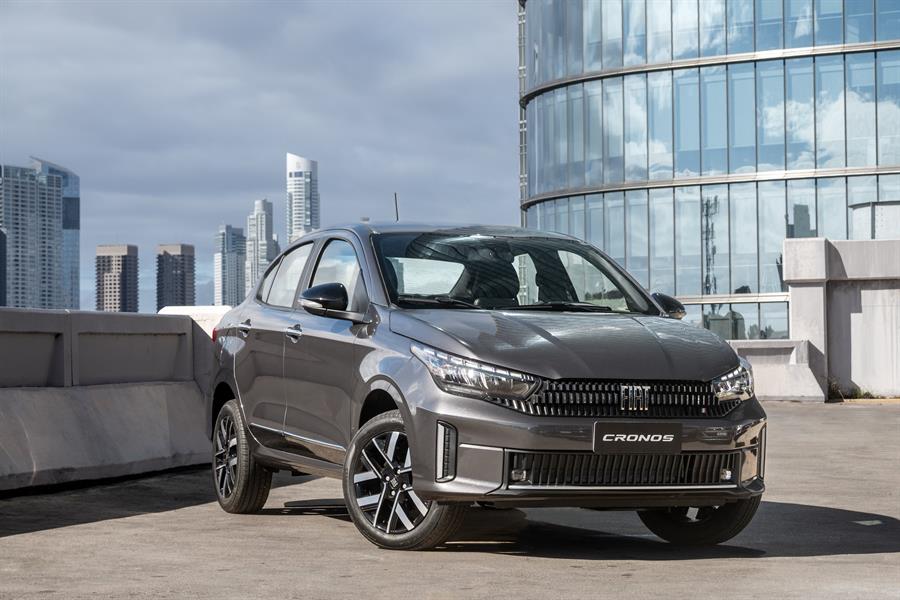 Fiat Cronos gris en entorno urbano con skyline